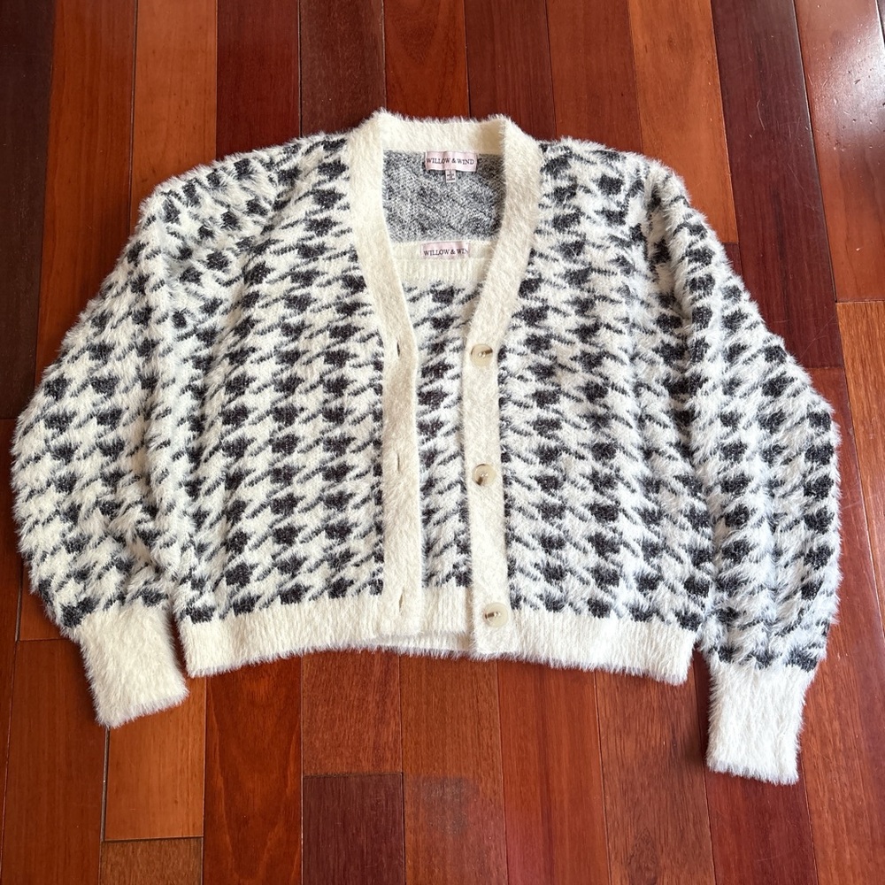 Stylish Black and White Houndstooth Women's Sweater
